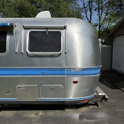 LOT 153: 1986 Airstream Excella 32ft Trailer - PLEASE READ DESCRIPTION