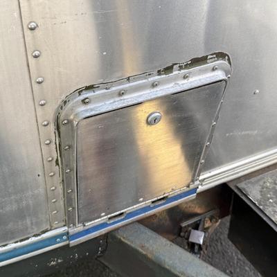 LOT 153: 1986 Airstream Excella 32ft Trailer - PLEASE READ DESCRIPTION