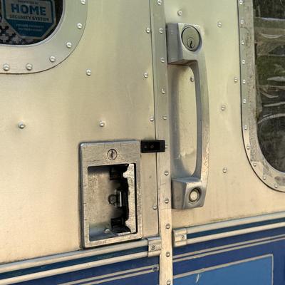 LOT 153: 1986 Airstream Excella 32ft Trailer - PLEASE READ DESCRIPTION