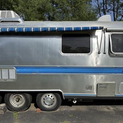LOT 153: 1986 Airstream Excella 32ft Trailer - PLEASE READ DESCRIPTION