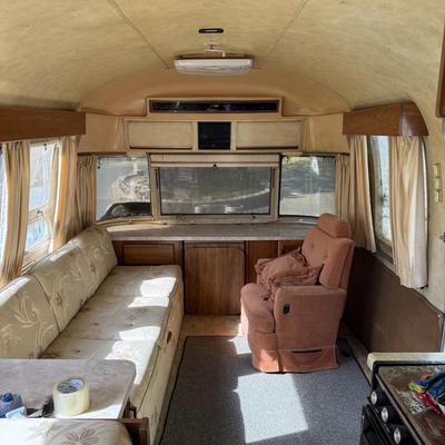 LOT 153: 1986 Airstream Excella 32ft Trailer - PLEASE READ DESCRIPTION