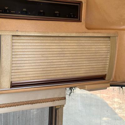 LOT 153: 1986 Airstream Excella 32ft Trailer - PLEASE READ DESCRIPTION