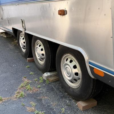 LOT 153: 1986 Airstream Excella 32ft Trailer - PLEASE READ DESCRIPTION
