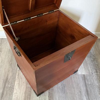 LOT 155U: Beautiful Vintage Wooden Trunk/Chest