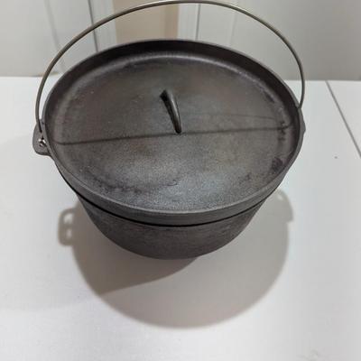 Vintage Unbranded Cast Iron Bean Pot With Handle Camp Dutch Oven 3 Legs (SR)