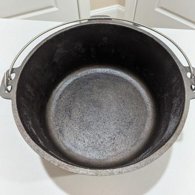Vintage Unbranded Cast Iron Bean Pot With Handle Camp Dutch Oven 3 Legs (SR)