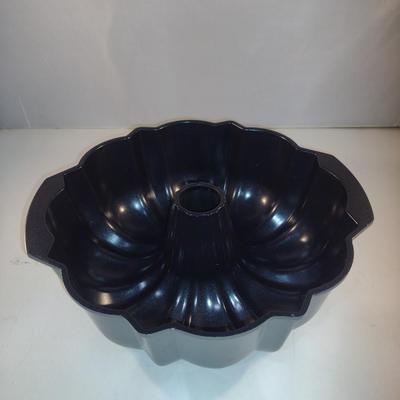 Nordic Ware Classic Bundt Cake Pan- 12 Cup Capacity
