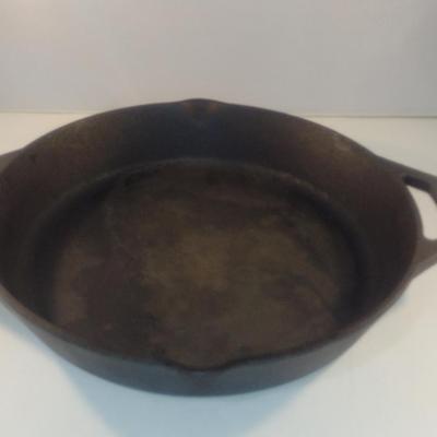 Lodge Cast Iron Skillet with Helper Handle- 12" in Diameter