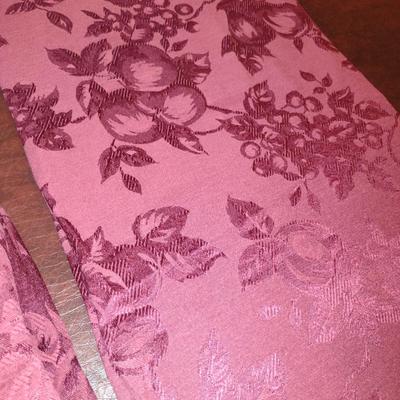 Table Cloth with 8 Napkins- Cloth Measures Approx 58" x 116" (#3)