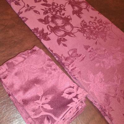 Table Cloth with 8 Napkins- Cloth Measures Approx 58" x 116" (#3)
