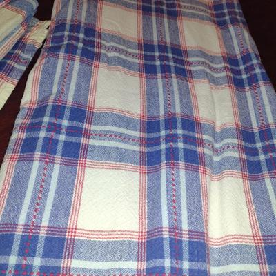Table Linen and 8 Napkins- Cloth Measures Approx 52" x 88" (#5)