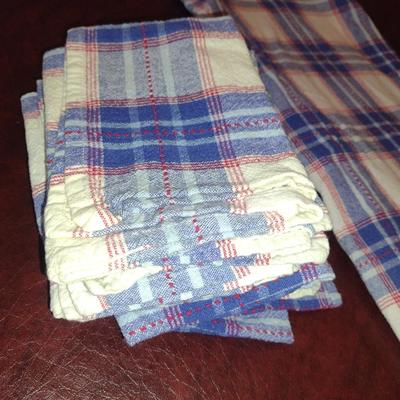 Table Linen and 8 Napkins- Cloth Measures Approx 52" x 88" (#5)