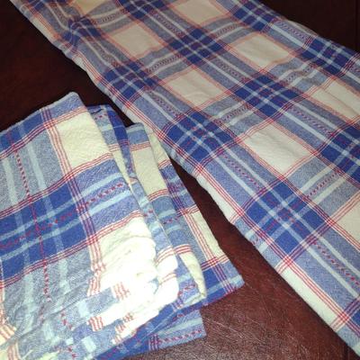 Table Linen and 8 Napkins- Cloth Measures Approx 52" x 88" (#5)