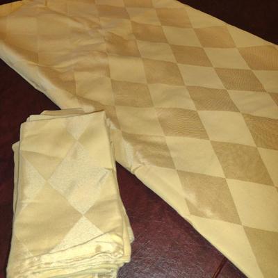 Table Linen and 8 Napkins- Cloth Measures Approx 72" x 100" (#7)