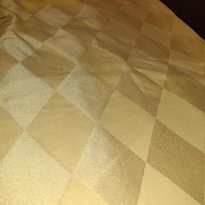 Table Linen and 8 Napkins- Cloth Measures Approx 72" x 100" (#7)