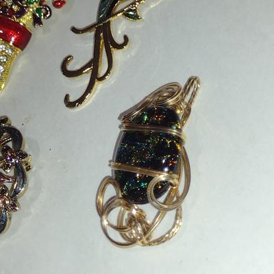 Assortment of Brooches/Pendants (#21)