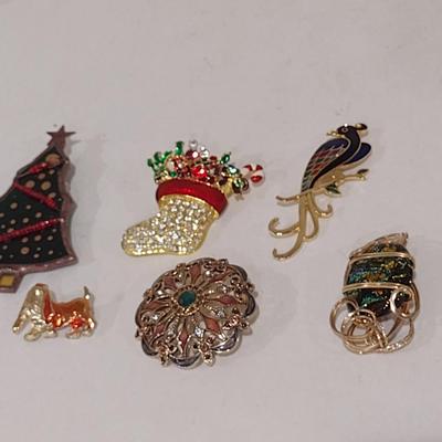 Assortment of Brooches/Pendants (#21)