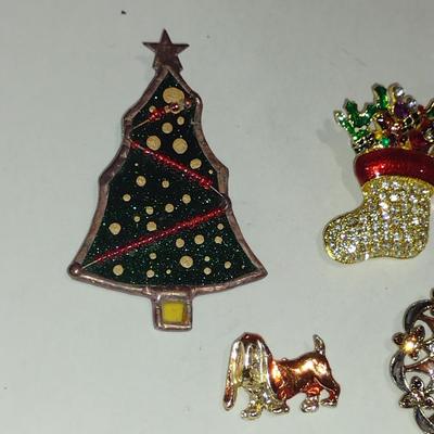 Assortment of Brooches/Pendants (#21)