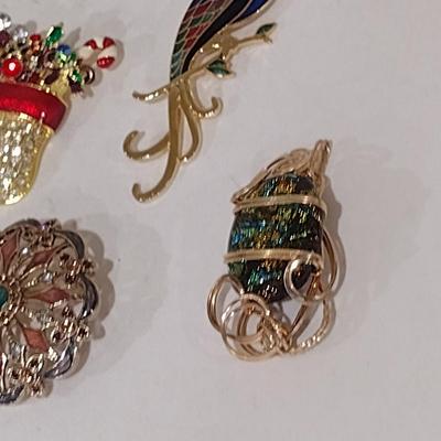 Assortment of Brooches/Pendants (#21)