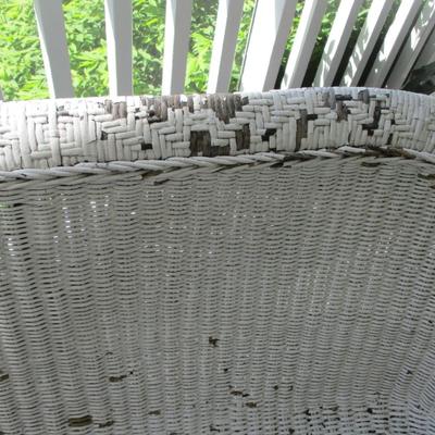Vintage White Wicker Love Seat Settee (SR)