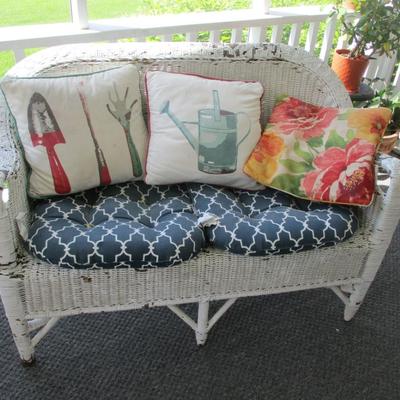 Vintage White Wicker Love Seat Settee (SR)