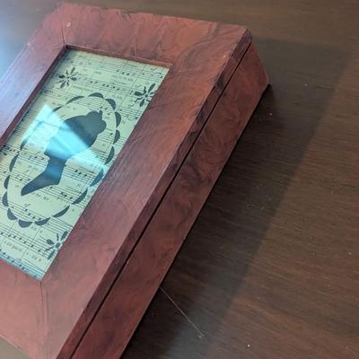Vintage Silhouette Sewing Box (DR)