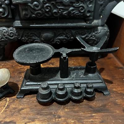 L833 Antique Childs / Doll Cast Iron Stove with Scales