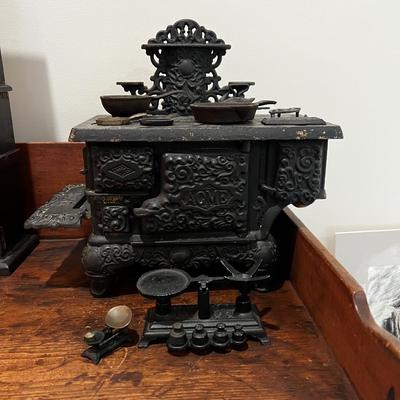 L833 Antique Childs / Doll Cast Iron Stove with Scales