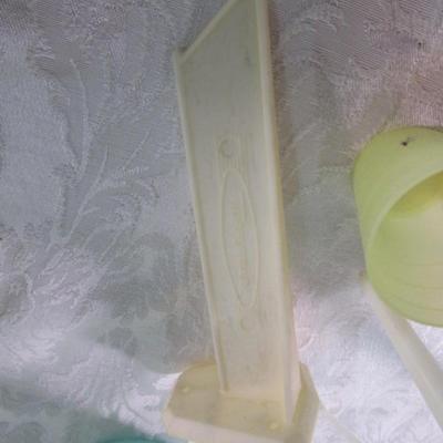 Variety of Tupperware containters