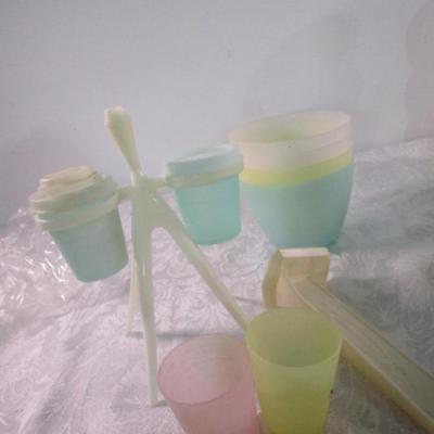 Variety of Tupperware containters