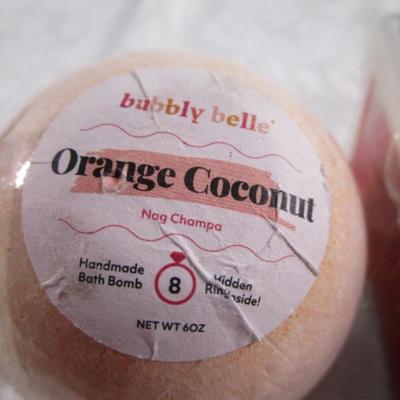Set of 4 scented candles, bath bomb