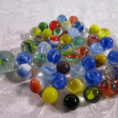 Vintage marbles (1 shooter, 44 marbles