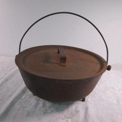 Vintage 10" cast iron Dutch oven