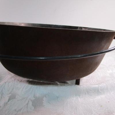 Vintage 10" cast iron Dutch oven