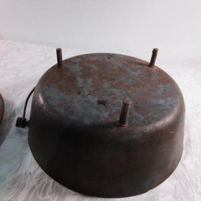 Vintage 10" cast iron Dutch oven
