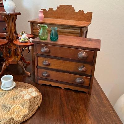 L857 Large Lot of Antique Doll Furniture With Accessories