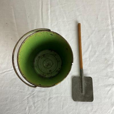 D862 Antique Three Little Pigs Sandpail With Shovel