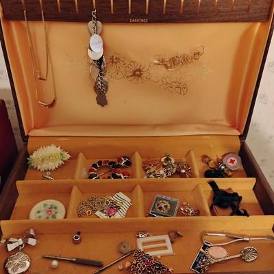 Brown Jewelry w/ Jewelry