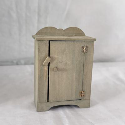 Vintage Wooden Doll House, Button Leg Dolls, and More (DR-DZ)