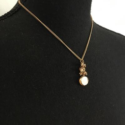 Beautiful crystal goldtone necklace