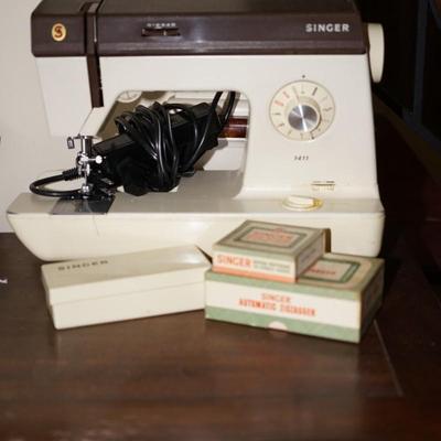VINTAGE SINGER SEWING MACHINE MODEL 1411 W/ ATTACHMENTS &CARRYING CASE