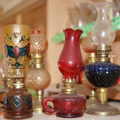 GROUPING OF FIVE 1960'S MINIATURE KEROSENE LAMPS RUBY RED, BLUE, STAINED GLASS AND MINI GWTW