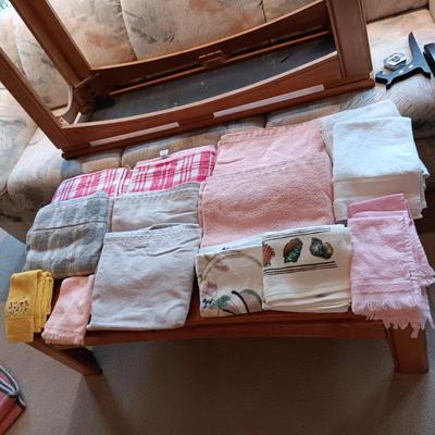 AN ASSORTMENT OF BATH AND HAND TOWELS