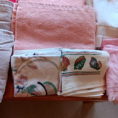 AN ASSORTMENT OF BATH AND HAND TOWELS