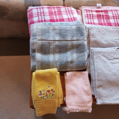 AN ASSORTMENT OF BATH AND HAND TOWELS