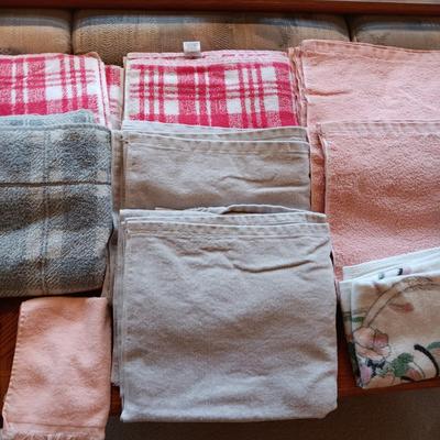 AN ASSORTMENT OF BATH AND HAND TOWELS