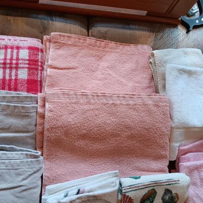 AN ASSORTMENT OF BATH AND HAND TOWELS