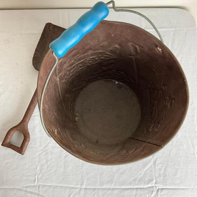 D882 Treasure Chest Pail With Shovel