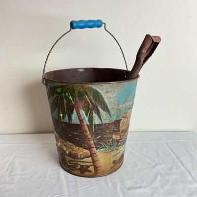 D882 Treasure Chest Pail With Shovel
