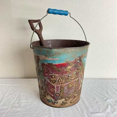 D882 Treasure Chest Pail With Shovel